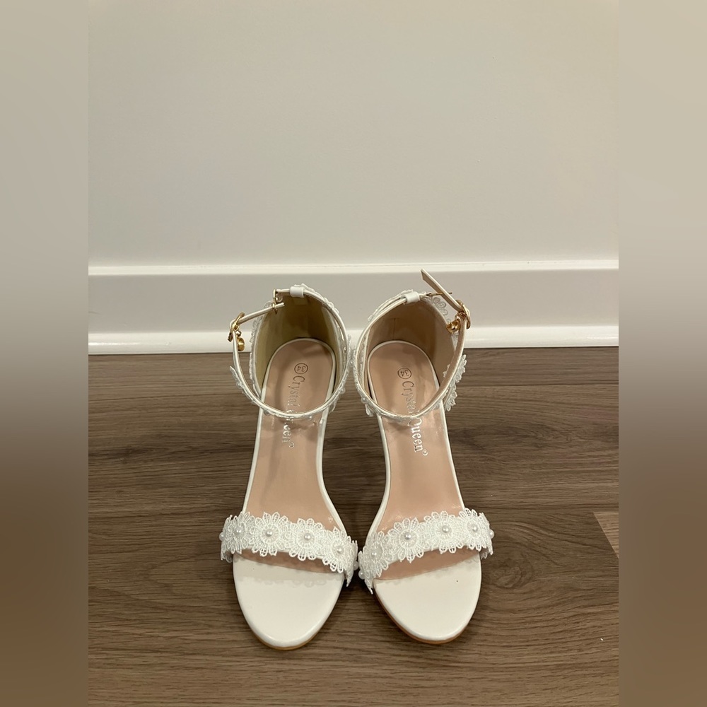 White floral hush heels with Pearls